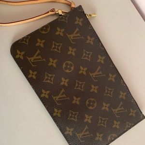 Louis Vuitton neverfull pouch wristlet